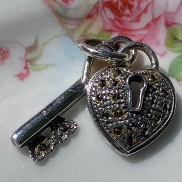 VTG Large Sterling Marcasite Heart Lock & Key Pendant - Picture 2 of 5